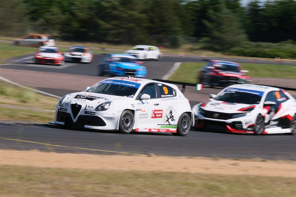 Jacob Mathiassen fik maksimalt udbytte efter en weekend, der startede med et svært udgangspunkt. Kvalifikationen slog fejl, men en anden- og en tredjeplads giver godt til tabellen for Alfa Romeo-køreren.
(Foto: TCR Denmark)